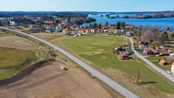 Mer kommersiell service i landsbygden. Bild på landsbygd med hav i bakgrunden.