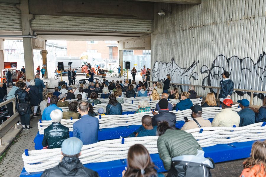 ArkDes praktiknära forskningsprojekt i Malmö invigt. Personer lyssnar i en ruffig lokal