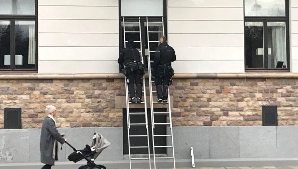 Kulturvärden i energideklarationen. Kvinna med barnvagn och män som jobbar vid ett fönster