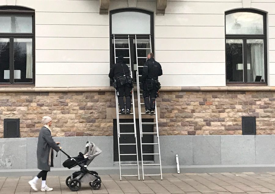 Kulturvärden i energideklarationen. Kvinna med barnvagn och män som jobbar vid ett fönster