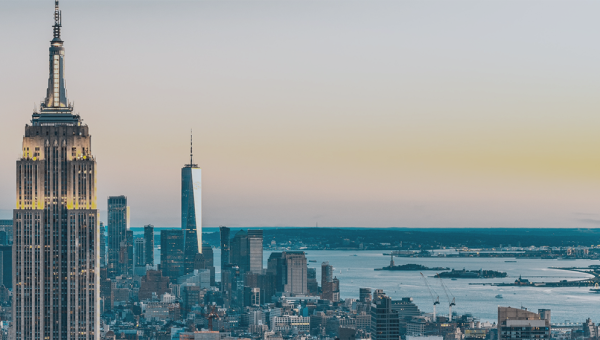 skyline över stad och vatten