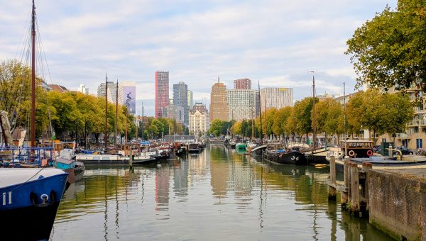 Rotterdam, kanal med båtar och skyline i dagsljus